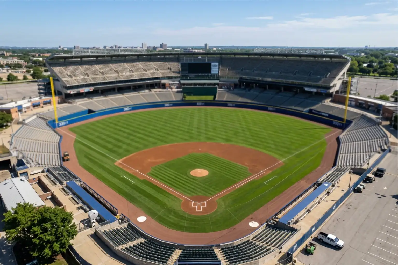 Luftaufnahme eines MLB-Stadions bei Tageslicht mit Markierungen zu Außenfeld-Dimensionen